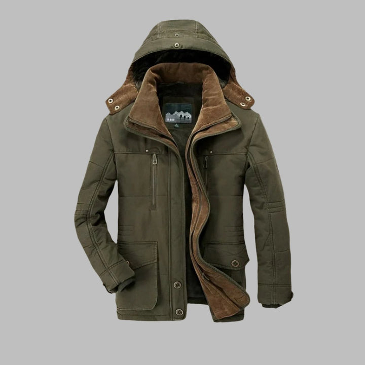 Grüne Herren-Winterjacke mit Kapuze, Reißverschluss und Knöpfen, warm gefüttert, ideal für Outdoor-Aktivitäten, modisch und funktional.