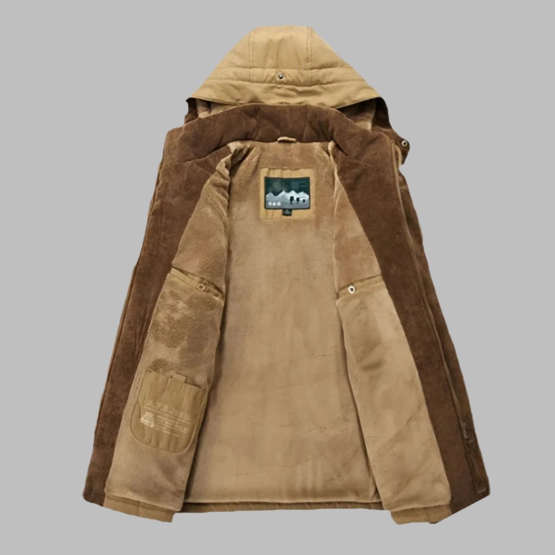 Braune Herren-Winterjacke mit Kapuze, offen gezeigt, aus weichem Fleece-Innenfutter und robustem Außenmaterial. Ideal für kalte Temperaturen.