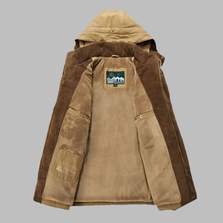 Braune Herren-Winterjacke mit Kapuze, offen gezeigt, aus weichem Fleece-Innenfutter und robustem Außenmaterial. Ideal für kalte Temperaturen.