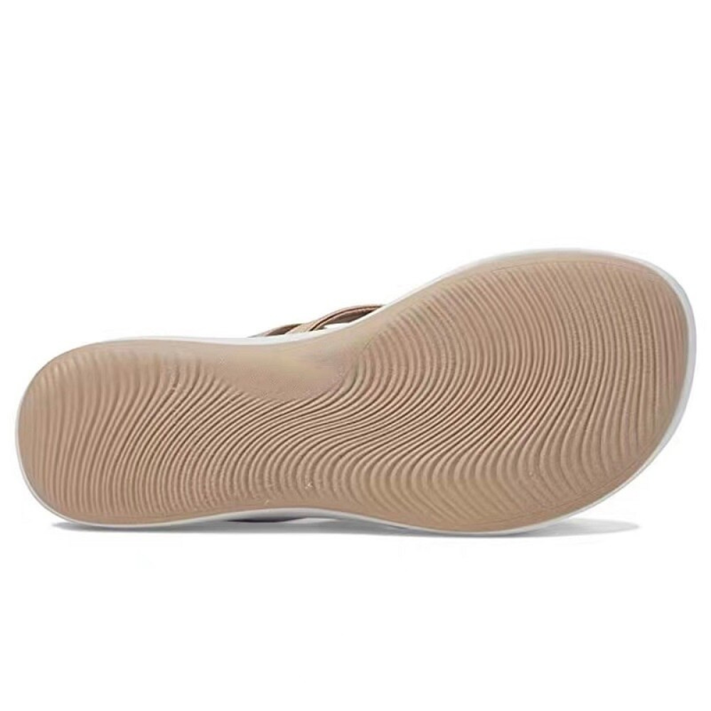 Beige Sandale mit rutschfester Sohle, wellenförmiges Profil, ideal für Sommermode und Komfort. Perfekt für Strand- und Freizeitaktivitäten.