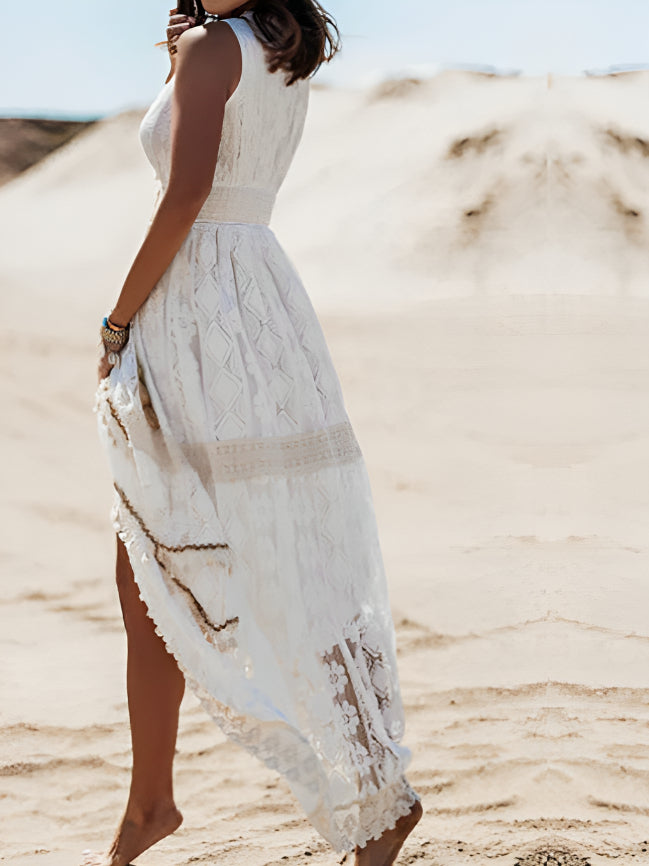 Frau in weißem Spitzenkleid barfuß in der Wüste, Sommermode, Boho-Stil, elegantes Design, natürliche Umgebung, romantische Atmosphäre.