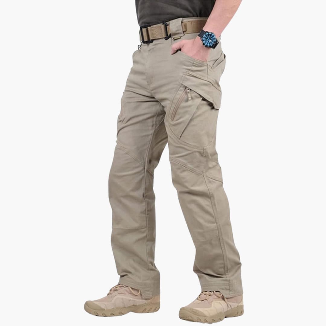 Beige taktische Hose für Herren mit mehreren Taschen, robustem Design und Gürtel, ideal für Outdoor-Aktivitäten und Wandern.