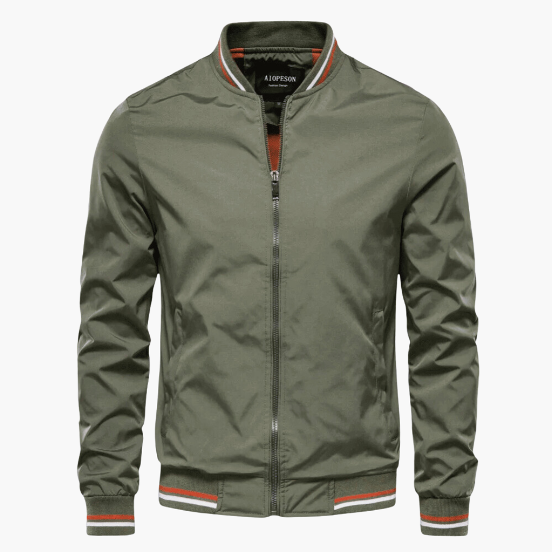 Olivgrüne Bomberjacke für Herren mit Reißverschluss, geripptem Kragen und Bündchen. Modische Herrenbekleidung, ideal für Freizeit und Outdoor.