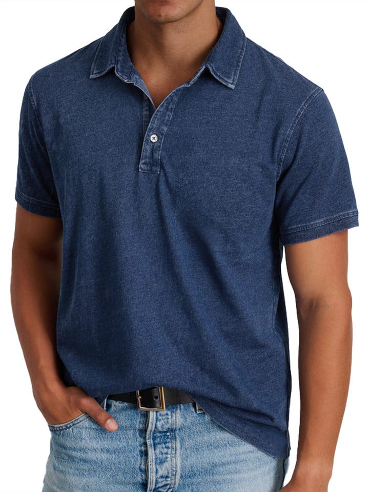 Mann trägt dunkelblaues Poloshirt und hellblaue Jeans. Modischer Freizeitlook, ideal für Sommermode und Herrenbekleidung.