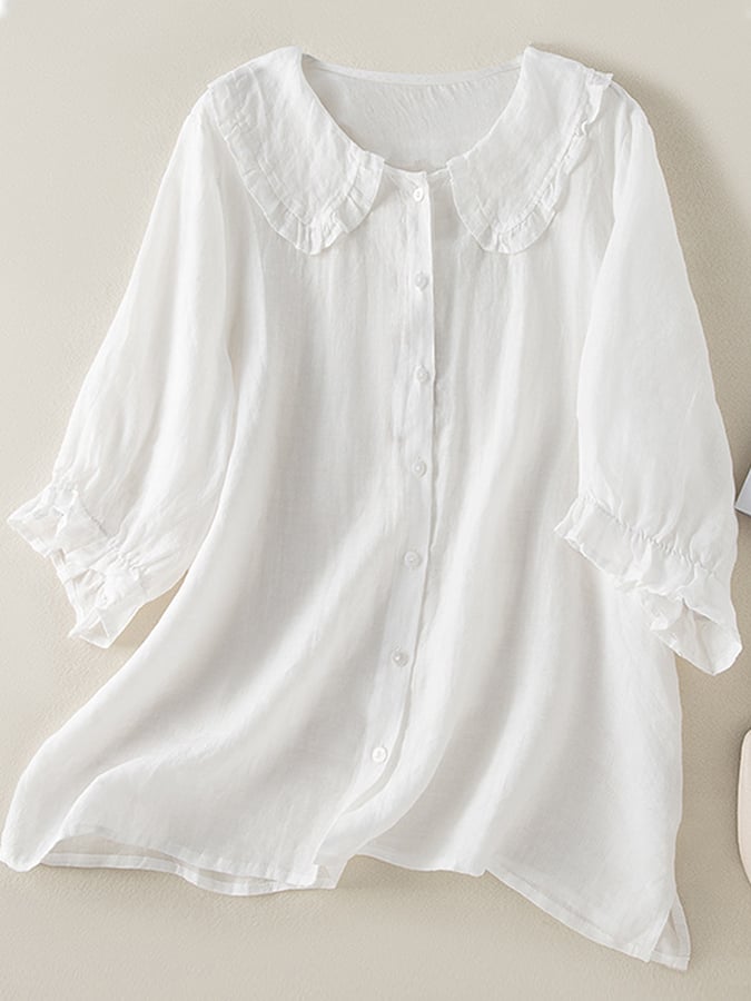 Weiße Damenbluse mit Rüschenkragen und Dreiviertelärmeln, aus leichtem Stoff. Elegante, luftige Sommermode, ideal für Freizeit und Büro.