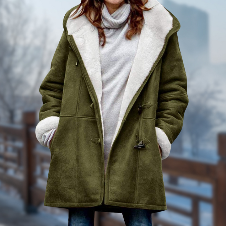 Frau in olivgrünem Wintermantel mit Kapuze und weißem Futter, steht draußen im Schnee. Modischer Damenmantel, Wintermode, warme Kleidung.