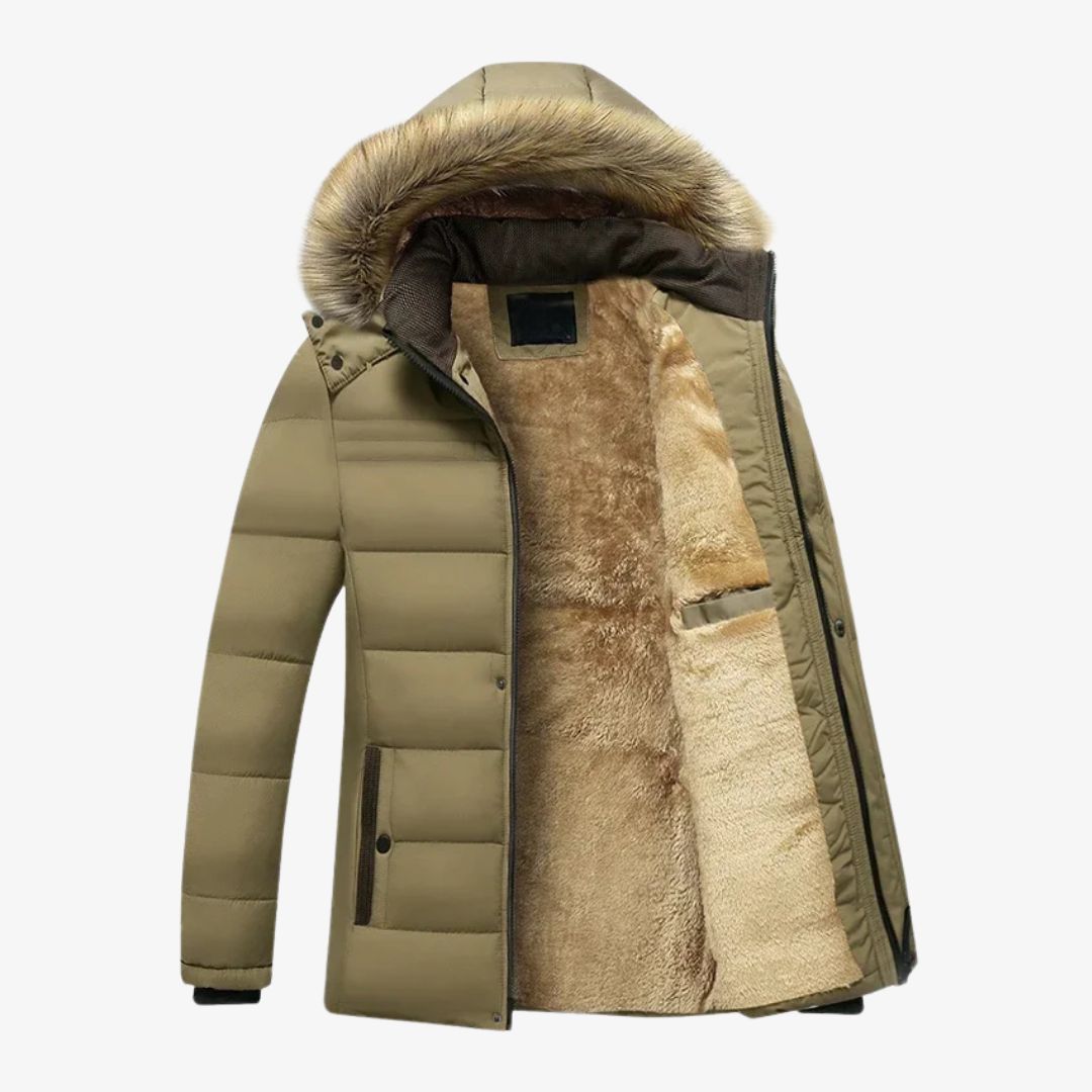 Khakifarbener Herren-Winterparka mit dickem, fleece-gefüttertem Innenleben und einer mit Kunstpelz besetzten Kapuze. Dieser warme Steppmantel verfügt sowohl über einen Reißverschluss und eine Druckknopfleiste als auch über eine Innentasche und ist somit ideal für kaltes Wetter.