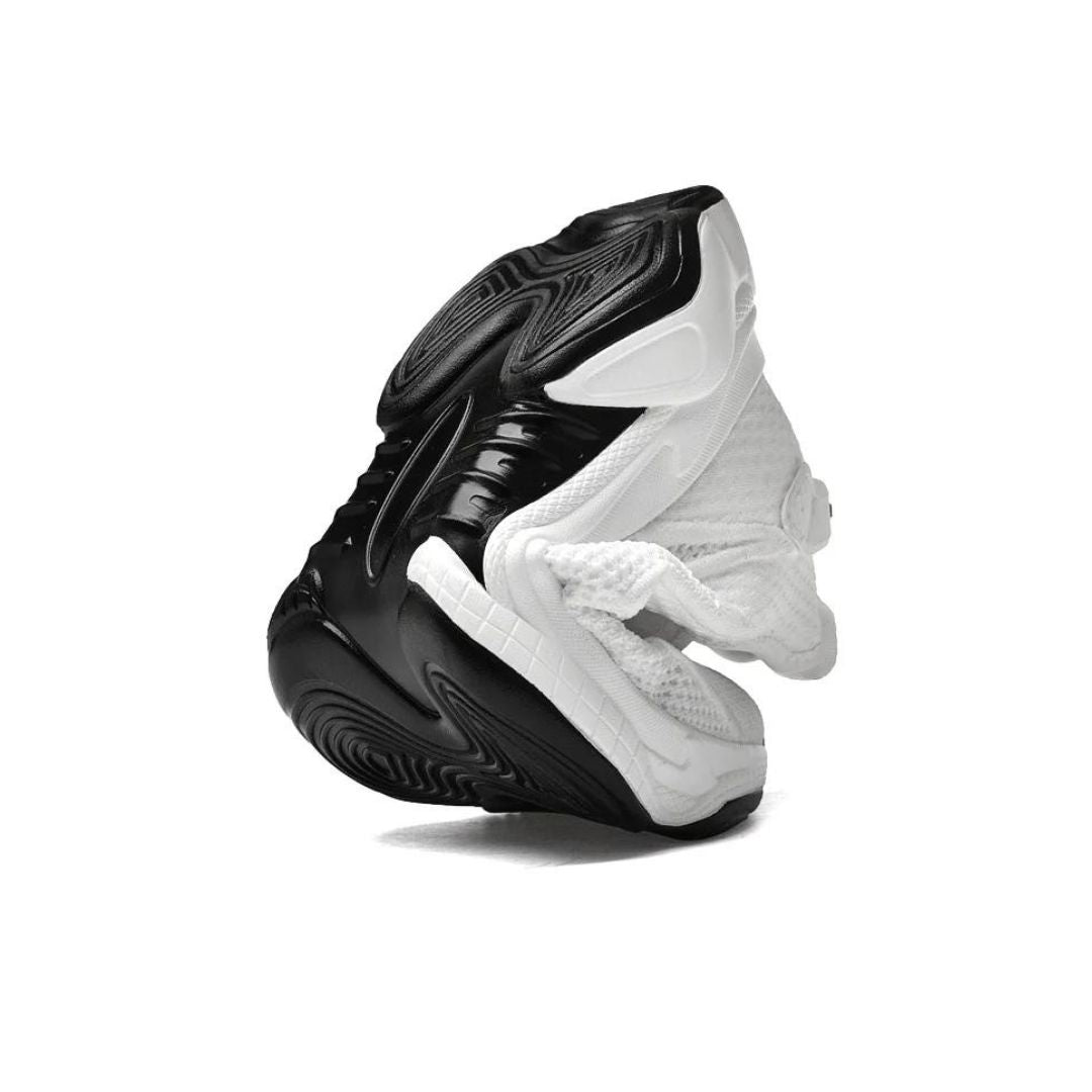 Schwarz-weißer Sportschuh mit flexibler Sohle, innovativem Design und atmungsaktivem Material. Ideal für Laufen und Fitness.