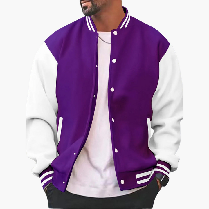 Mann trägt lila Collegejacke mit weißen Ärmeln und gestreiftem Kragen. Modische Herrenjacke, lässiger Stil, ideal für trendige Outfits.