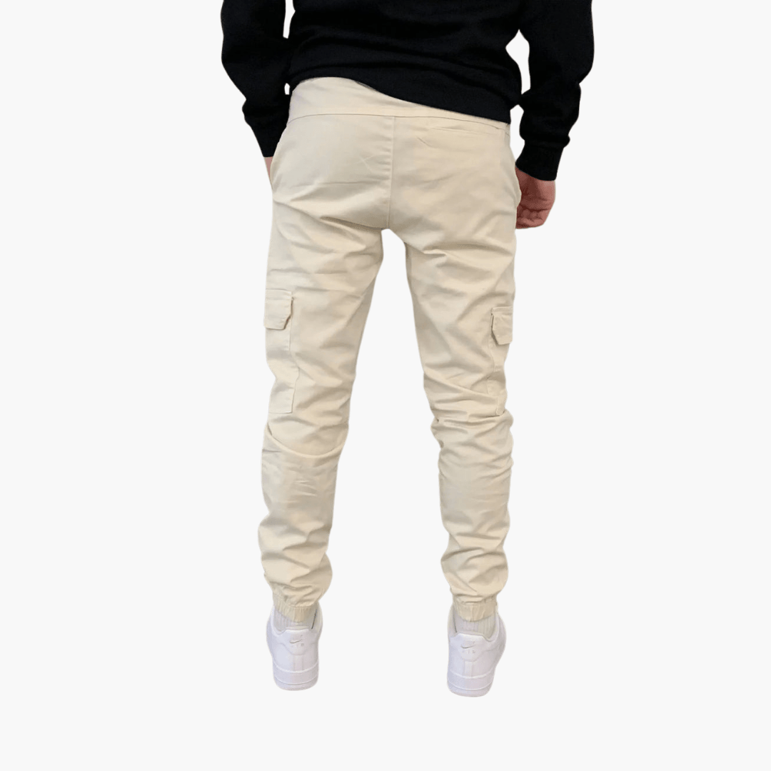 Helle Cargo-Hose für Herren, Rückansicht. Bequeme, lässige Passform mit Seitentaschen. Ideal für Freizeit und Outdoor-Aktivitäten.