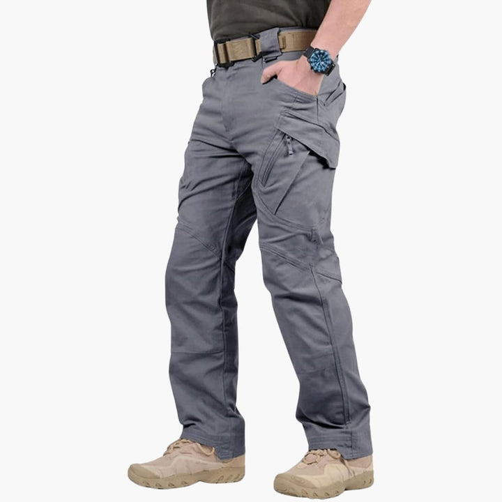 Graue taktische Hose für Herren mit mehreren Taschen, robustem Design und Gürtel, ideal für Outdoor-Aktivitäten und Wandern.