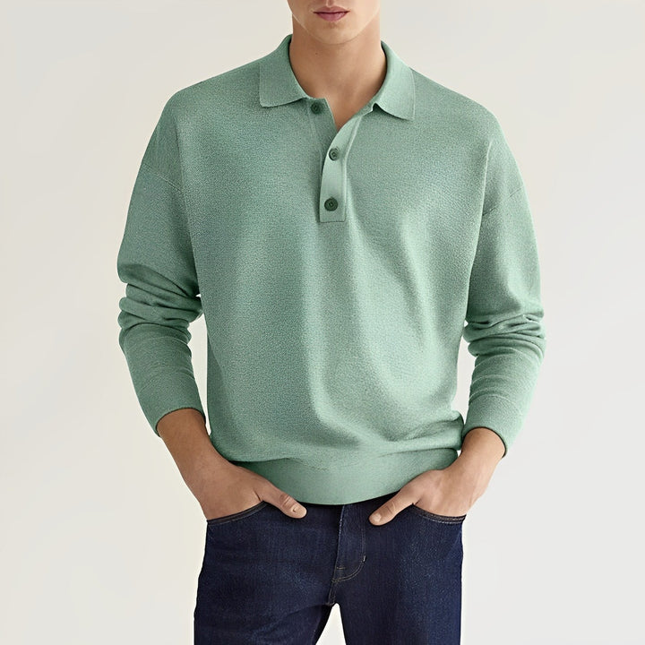 Mann in mintgrünem Poloshirt und blauer Jeans, lässiger Look, Mode für Herren, Freizeitkleidung, stilvolles Outfit, moderne Herrenmode.