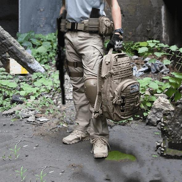 Taktische Ausrüstung: Person in Outdoor-Umgebung mit taktischem Rucksack, Handschuhen und militärischer Kleidung. Ideal für Survival und Outdoor-Abenteuer.