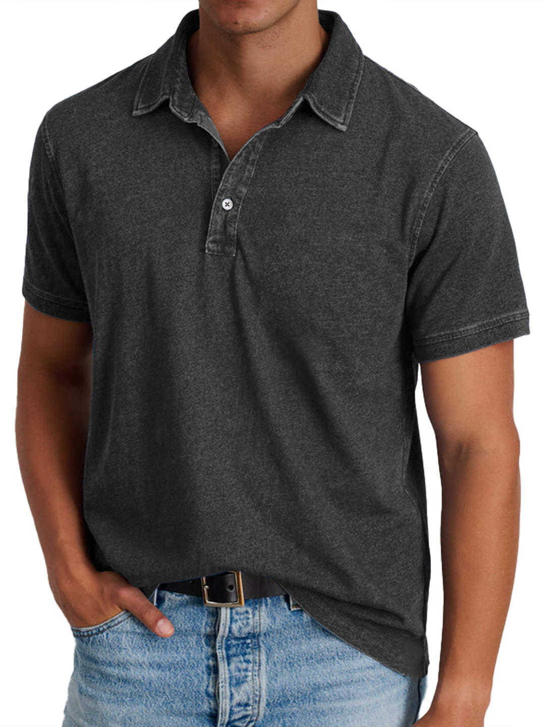 Graues Poloshirt für Herren, kurzärmelig, aus Baumwolle, kombiniert mit blauer Jeans. Ideal für Freizeitmode und lässigen Stil.