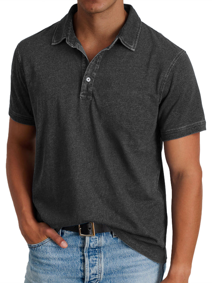 Graues Poloshirt für Herren, kurzärmelig, aus Baumwolle, kombiniert mit blauer Jeans. Ideal für Freizeitmode und lässigen Stil.
