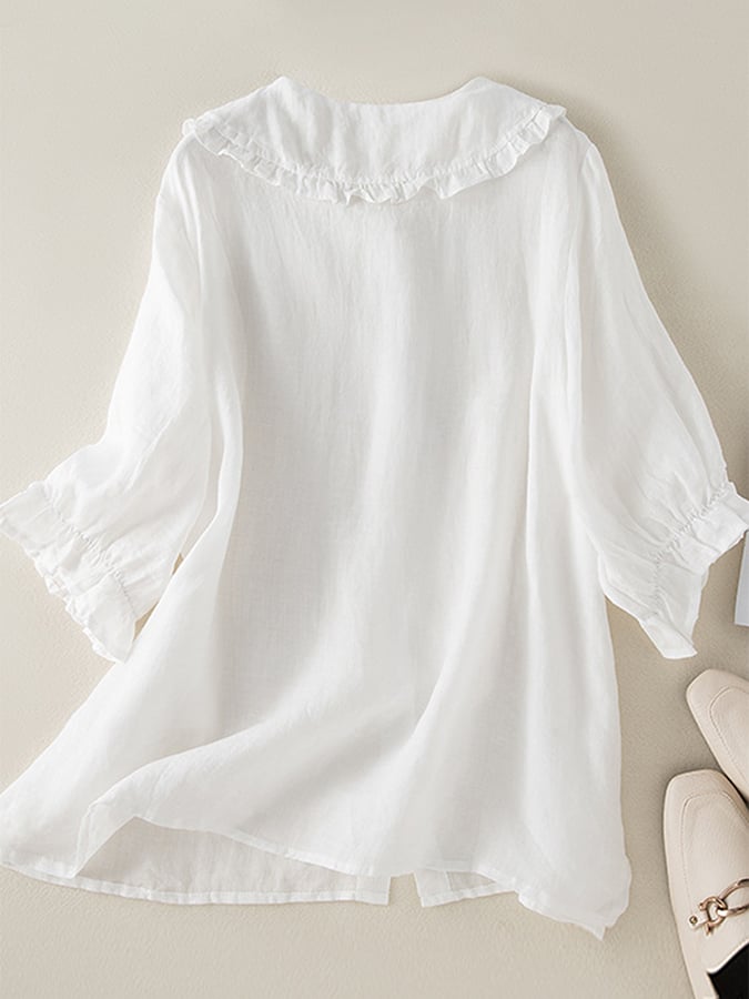 Weiße Damenbluse aus Leinen mit Rüschenkragen und 3/4-Ärmeln, elegant und luftig, ideal für Sommermode und Freizeitkleidung.