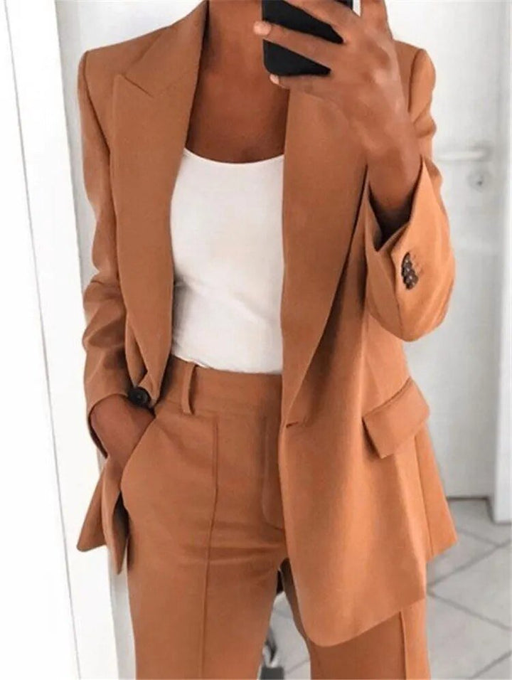 Damenanzug in Kamelbraun, kombiniert mit weißem Top. Eleganter Business-Look, ideal für Büro und formelle Anlässe. Moderner, stilvoller Blazer.