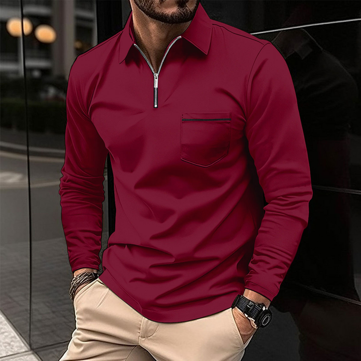 Roter Herrenpullover mit Reißverschluss und Brusttasche, kombiniert mit beigen Hosen. Stilvolle Herrenmode, ideal für Freizeit und Büro.