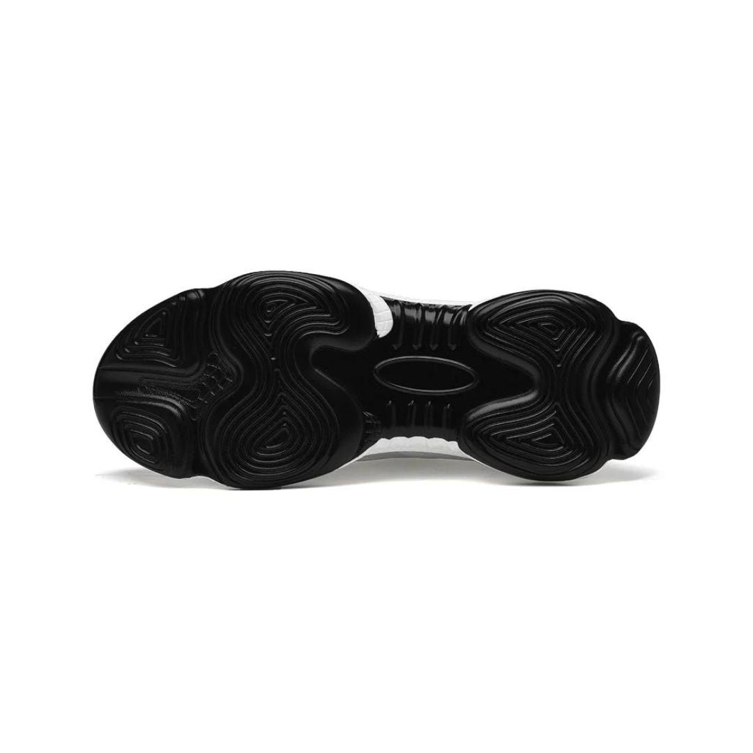 Schwarze Sneaker-Sohle mit wellenförmigem Profil, rutschfestem Design und robustem Material. Ideal für Sport und Freizeit. Hochwertige Schuhsohle.