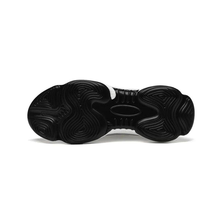 Schwarze Sneaker-Sohle mit wellenförmigem Profil, rutschfestem Design und robustem Material. Ideal für Sport und Freizeit. Hochwertige Schuhsohle.