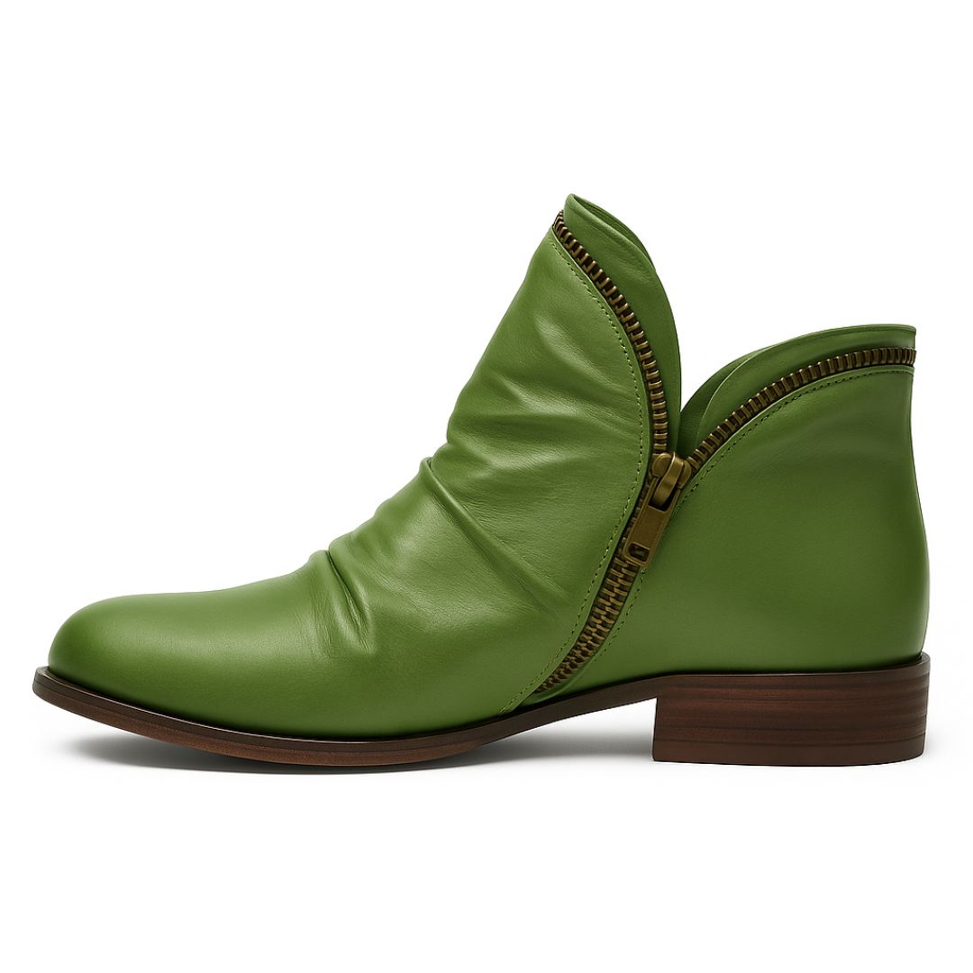Grüner Lederstiefel mit seitlichem Reißverschluss, flachem Absatz und modernem Design. Perfekt für stilvolle Herbst- und Wintermode.