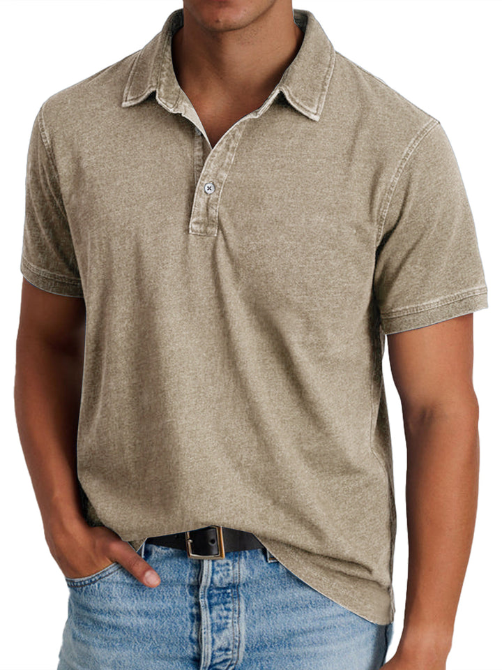 Beige Herren-Poloshirt aus Baumwolle, kurzärmelig, mit Kragen und Knopfleiste, kombiniert mit blauer Jeans. Ideal für Freizeitmode.