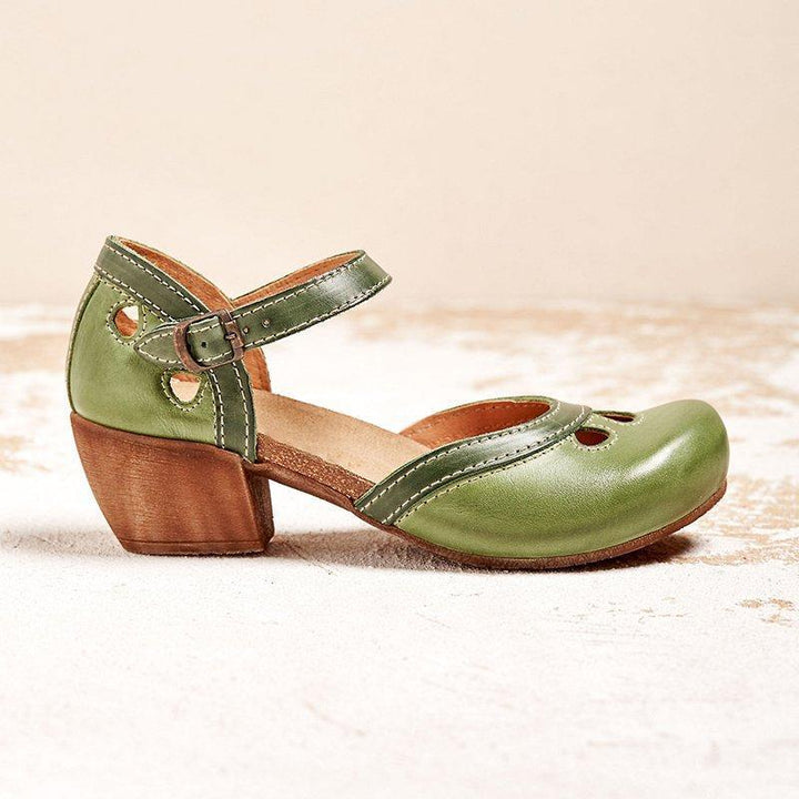 Grüner Damen-Mary-Jane-Schuh mit Holzabsatz, Lederoberfläche und Riemenverschluss. Modischer, bequemer Schuh für Alltag und Büro.