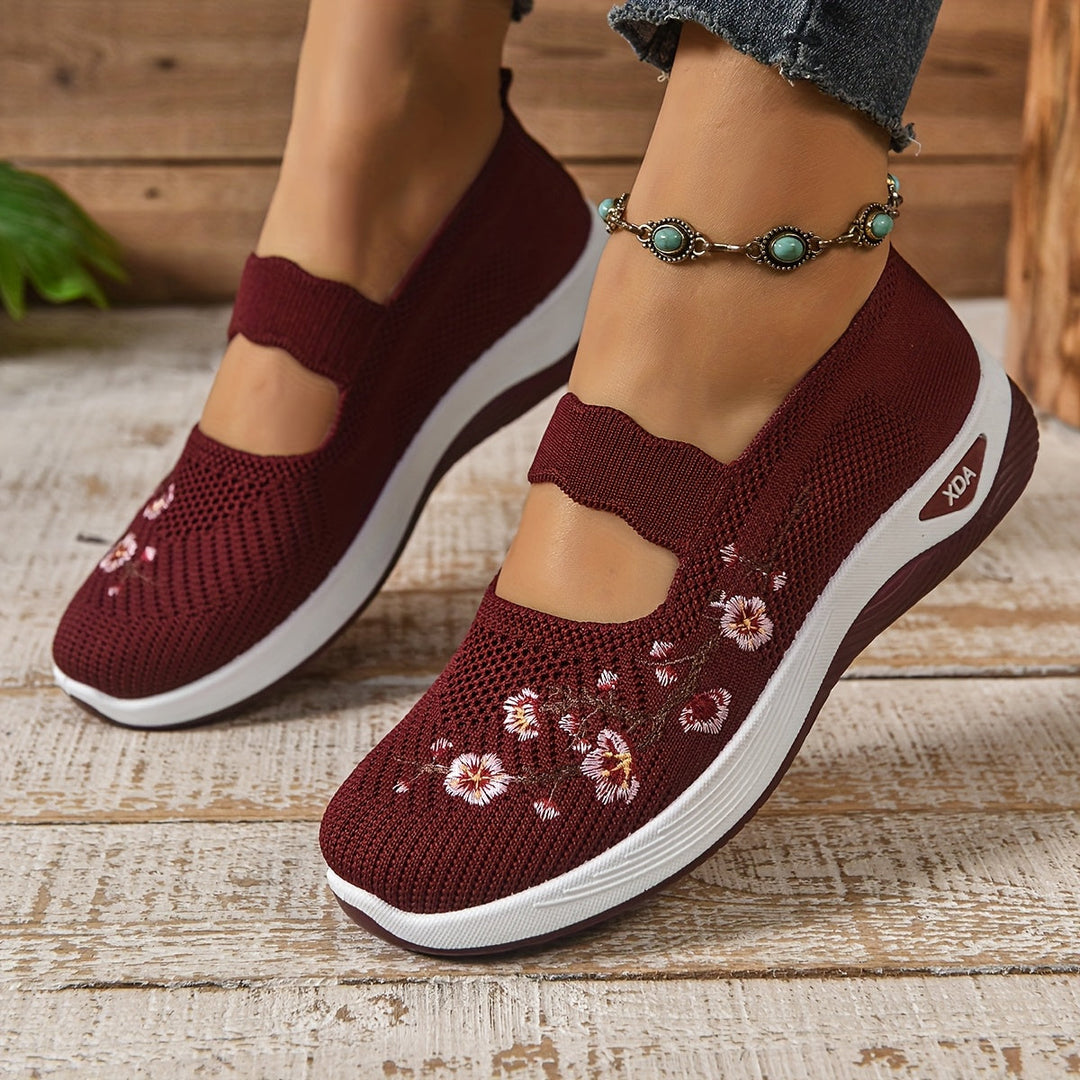Damen Sneaker in Bordeaux mit Blumenstickerei, atmungsaktivem Mesh-Obermaterial und Keilabsatz. Modischer Freizeitschuh für Frühling und Sommer.