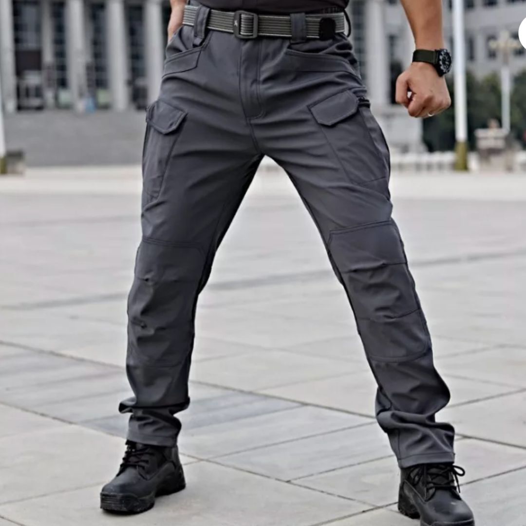 Graue taktische Hose für Herren, robust und funktional, mit mehreren Taschen, ideal für Outdoor-Aktivitäten. Perfekt für Abenteuer und Arbeit.