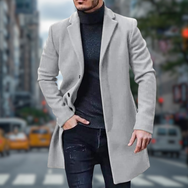 Mann in grauem Mantel und schwarzem Rollkragenpullover auf belebter Stadtstraße, Mode, urbane Kleidung, stilvoller Look, Herbstmode.