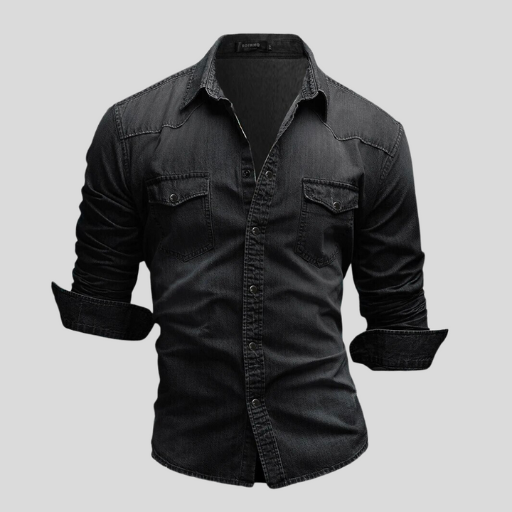 Schwarzes Jeanshemd für Herren, langärmlig, mit Knopfleiste und Brusttaschen, modisch und vielseitig, ideal für Freizeit- und Alltagsoutfits.