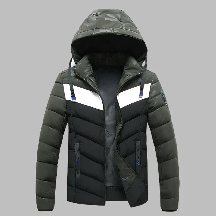 Dunkelgrüne Herren-Daunenjacke mit Kapuze, Reißverschluss und weißen Streifen. Winterjacke, warm, stilvoll, ideal für kaltes Wetter.