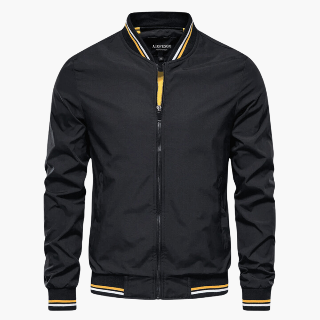 Schwarze Herren-Bomberjacke mit gelben Streifen, Reißverschluss und geripptem Kragen. Modische Übergangsjacke für Herbst und Frühling.