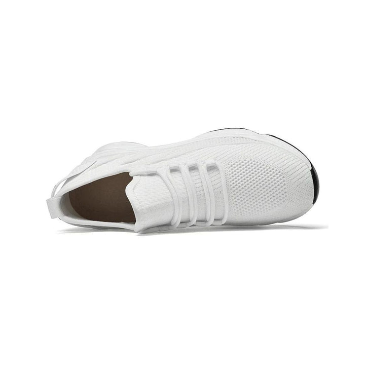 Weiße Sneaker aus Strickmaterial, seitlich liegend, mit elastischen Schnürsenkeln und schwarzer Sohle. Moderne Sportschuhe, atmungsaktiv und leicht.
