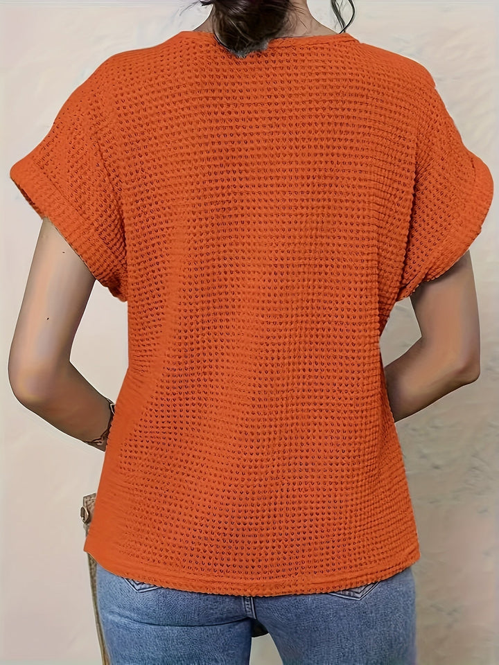 Frau in orangefarbenem Strickpullover und blauer Jeans von hinten. Modetrend, lässiger Stil, Herbstmode, Damenbekleidung.