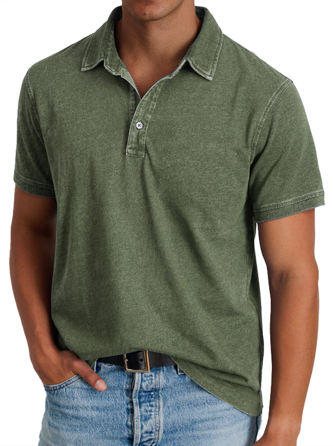 Grünes Polohemd für Herren aus Baumwolle, kurzärmelig, klassischer Kragen, kombiniert mit blauer Jeans. Ideal für Freizeitmode und Sommeroutfits.