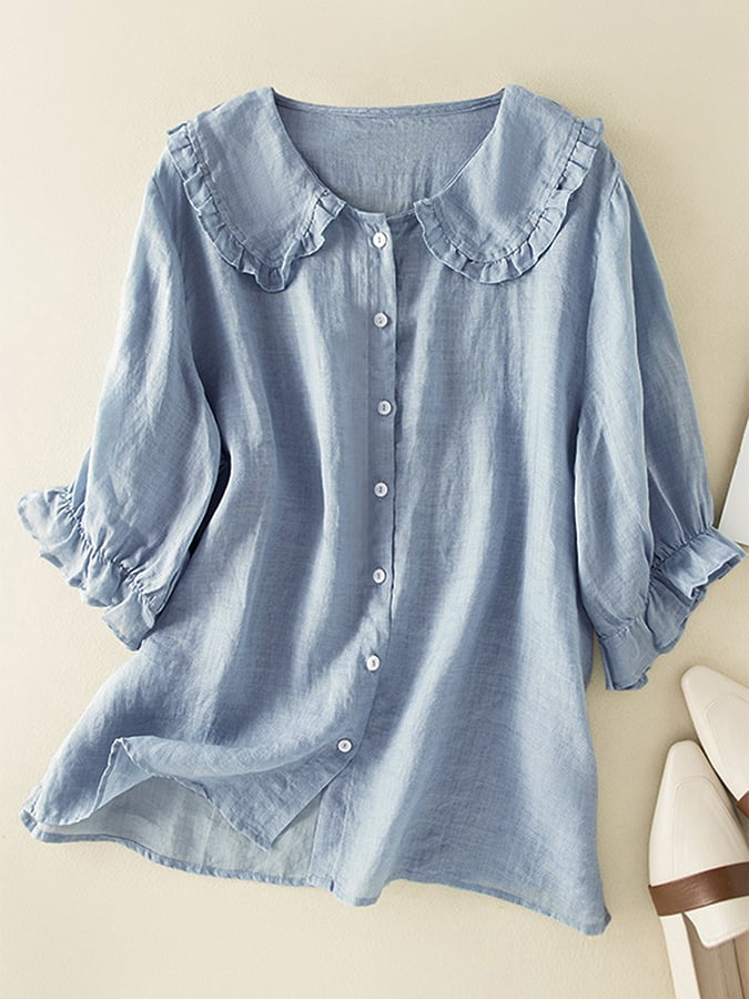 Hellblaue Damenbluse aus Leinen mit Rüschenkragen und Knopfleiste, dreiviertel Ärmel, modisch und elegant, ideal für Frühling und Sommer.
