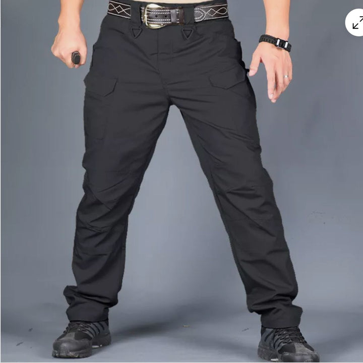 Schwarze taktische Hose für Herren, robustes Design, mit mehreren Taschen, ideal für Outdoor-Aktivitäten und Arbeit, kombiniert mit schwarzem Gürtel.