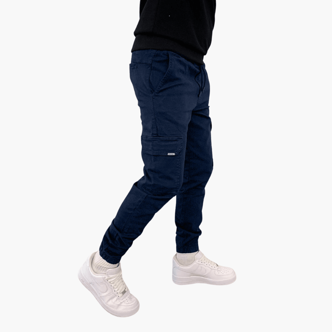 Dunkelblaue Cargo-Jogginghose für Herren, kombiniert mit weißen Sneakers. Bequeme Freizeitmode, ideal für sportliche und lässige Outfits.