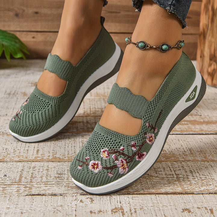 Grüne Damen-Sneaker mit Blumenstickerei, atmungsaktivem Mesh-Obermaterial und weißer Sohle, ideal für Frühling und Sommermode.