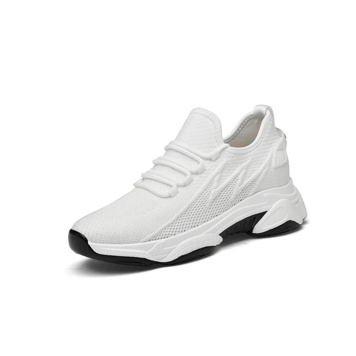 Weiße Sneaker mit schwarzer Sohle, atmungsaktives Mesh-Obermaterial, sportliches Design, ideal für Laufen und Freizeit, modische Turnschuhe.