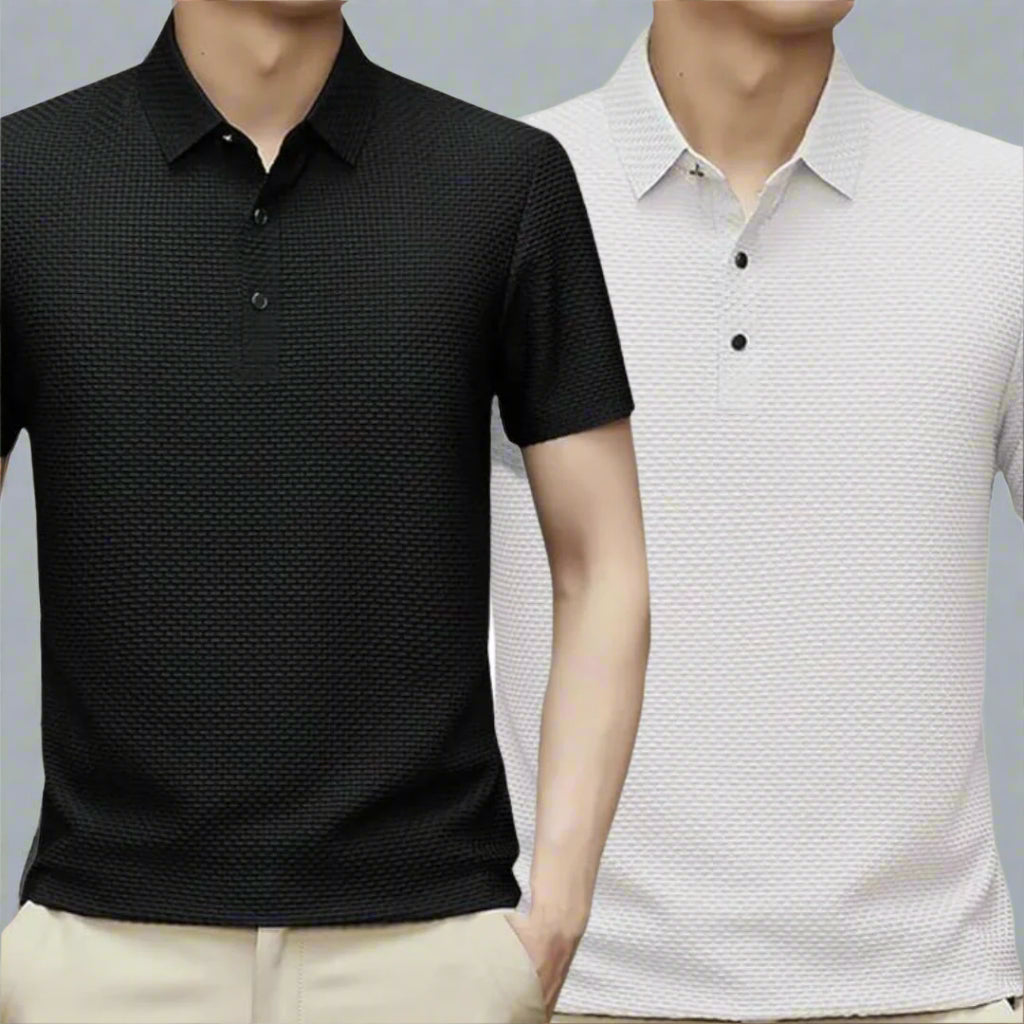 Zwei Männer tragen stilvolle Poloshirts, eines in Schwarz und eines in Weiß, mit kurzen Ärmeln und Knopfleiste, vor grauem Hintergrund.