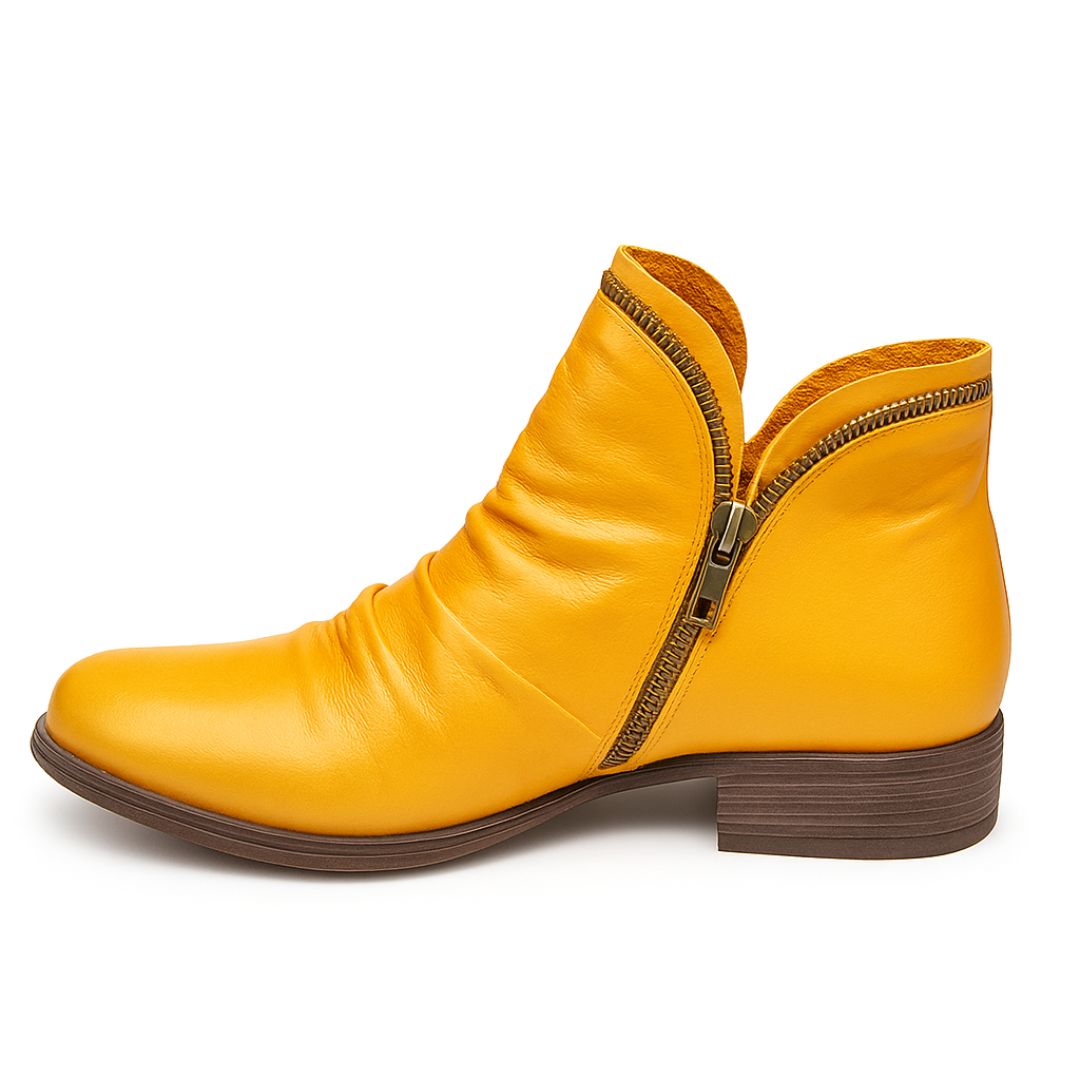 Gelber Damenstiefel aus Leder mit seitlichem Reißverschluss und flachem Absatz, modisches Design, bequeme Passform, ideal für Herbstmode.