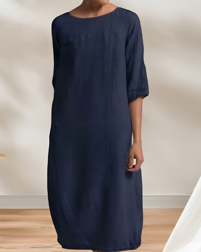 Dunkelblaues Leinenkleid, knöchellang, mit halblangen Ärmeln, vor neutralem Hintergrund. Elegantes, minimalistisches Design für Damenmode.