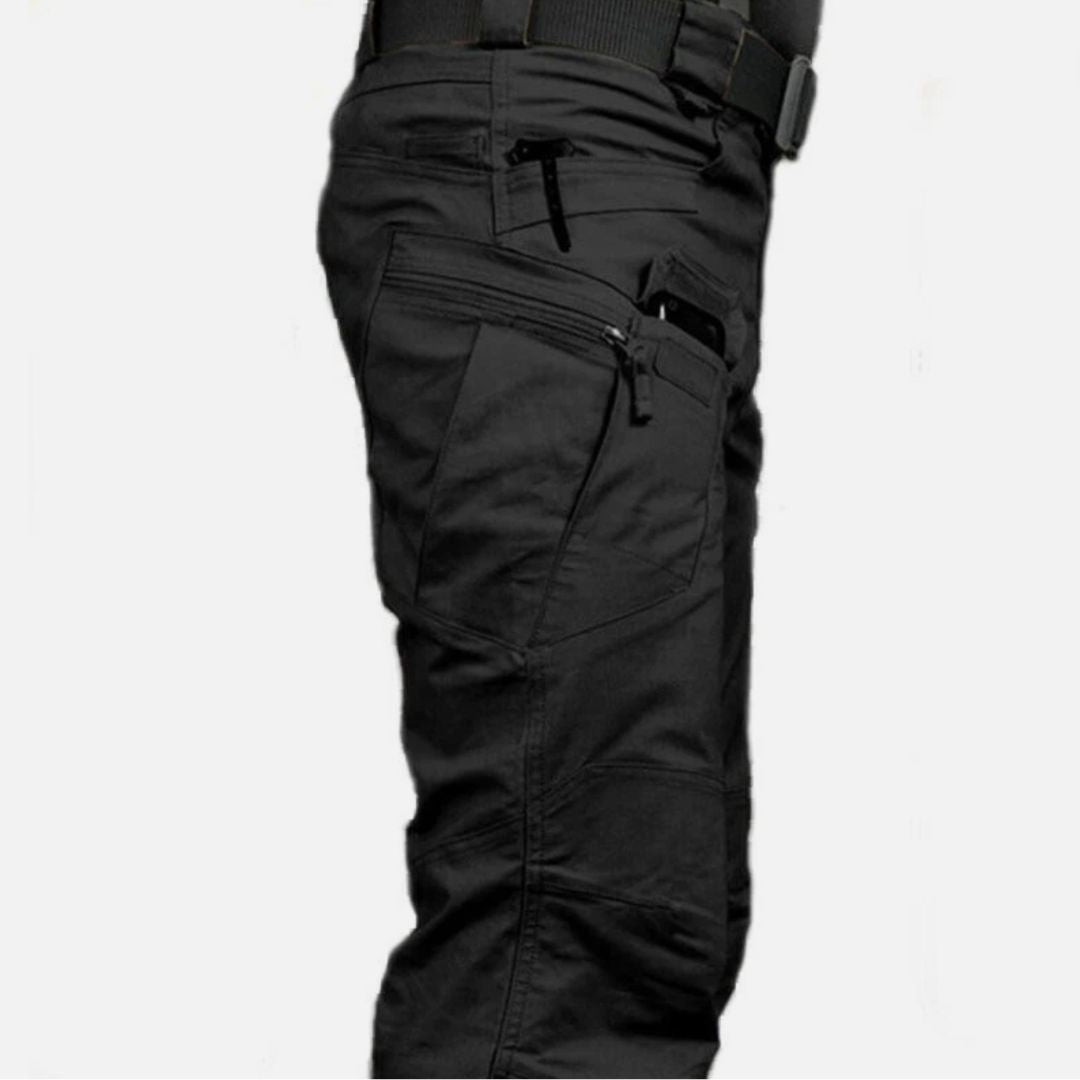 Schwarze taktische Hose mit mehreren Reißverschlusstaschen, robustem Material und Gürtel, ideal für Outdoor-Aktivitäten und Arbeitseinsätze.