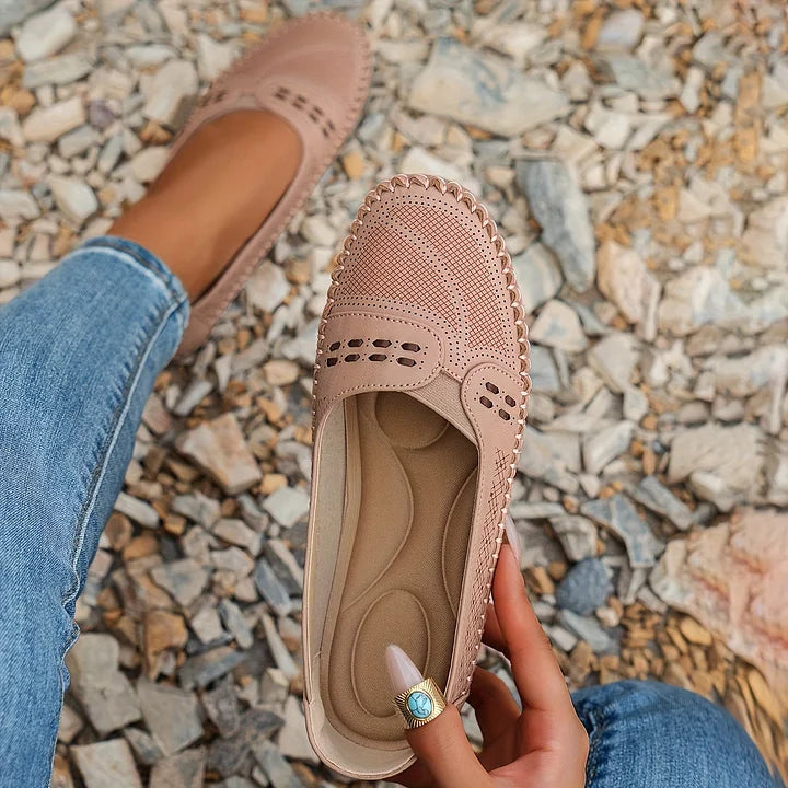 Damen Mokassins in Beige auf Kieselsteinen, perforiertes Design, bequeme Einlegesohle, modische Freizeitschuhe, ideal für Sommer und Frühling.