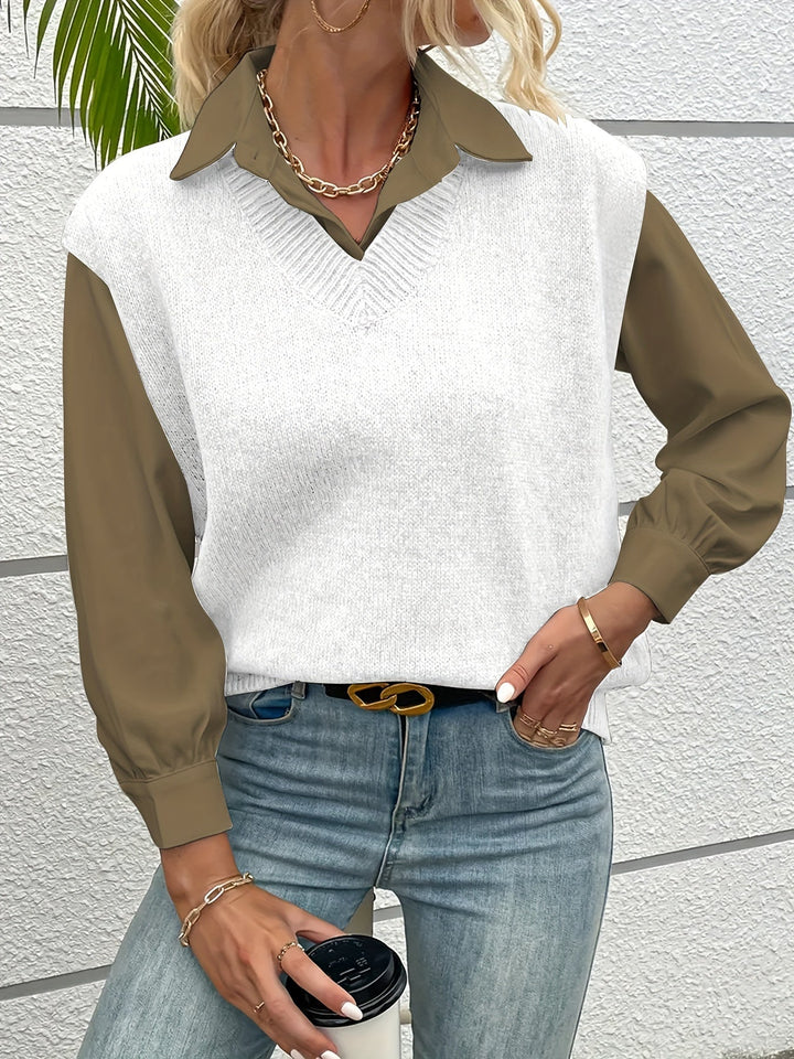 Frau in modischem Outfit mit weißem Strickpullover, olivgrüner Bluse, blauer Jeans und goldenen Accessoires, hält Kaffeebecher. Trendige Herbstmode.