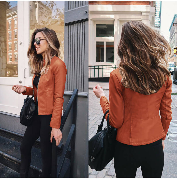 Frau in brauner Lederjacke und schwarzer Hose, trägt Sonnenbrille und schwarze Tasche, geht auf städtischer Straße. Modetrend, Streetstyle, Herbstmode.