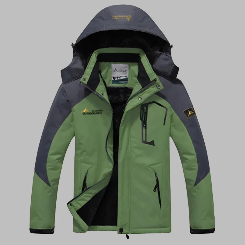 Grüne Outdoor-Jacke mit Kapuze, wasserdicht, winddicht, atmungsaktiv, ideal für Wandern und Trekking, mit Reißverschlusstaschen und Markenlogo.