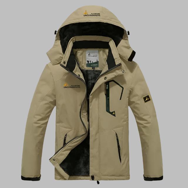 Beige Herren-Winterjacke mit Kapuze, Reißverschluss und Taschen, gefüttert für Kälteschutz. Outdoor-Bekleidung, ideal für kaltes Wetter.